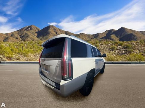 Used 2017 Cadillac Escalade Platinum AWD/4WD image 4