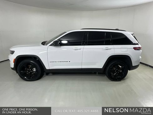 Used 2024 Jeep Grand Cherokee Limited w/ Black Appearance Package AWD/4WD image 9
