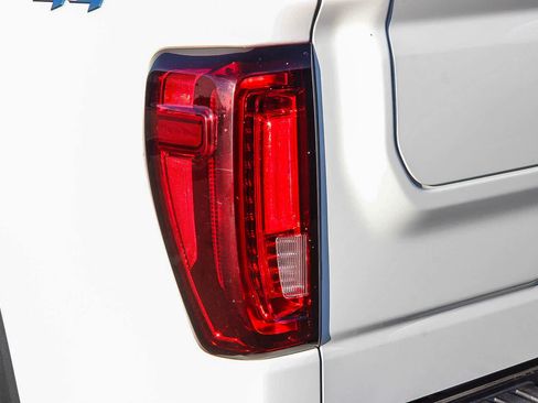 Used 2022 GMC Sierra 1500 SLT w/ SLT Premium Package AWD/4WD image 9