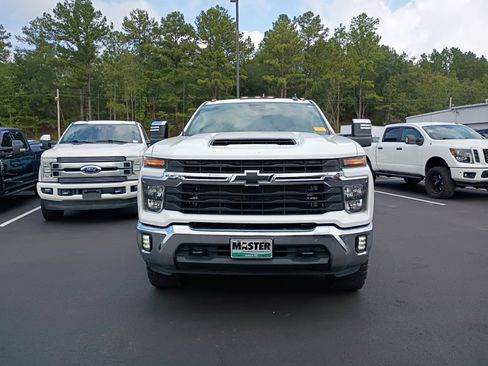 Used 2024 Chevrolet Silverado 2500 LT AWD/4WD image 2