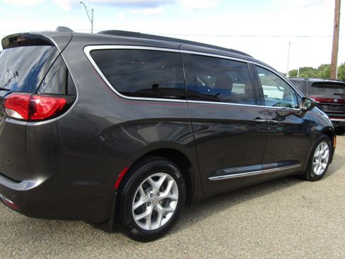 Used 2010 Chrysler Town & Country LX image 7