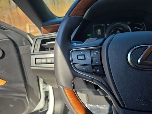 Used 2024 Lexus ES 300h Ultra Luxury image 16