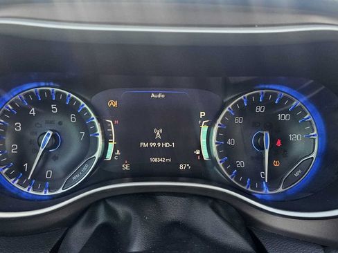 Used 2018 Chrysler Pacifica Touring-L w/ Advanced Safetytec Group FWD image 19