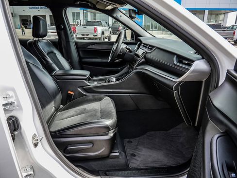 Used 2024 Jeep Grand Cherokee Altitude image 15