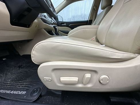 Certified 2019 Toyota Highlander Limited Platinum image 15