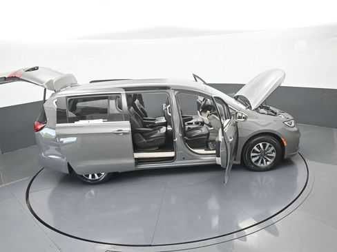Used 2022 Chrysler Pacifica Touring-L FWD image 73