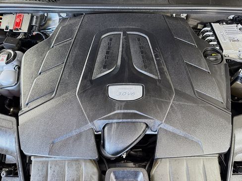 Used 2023 Porsche Cayenne AWD/4WD image 38