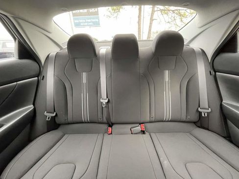 Used 2024 Hyundai Elantra Blue image 31