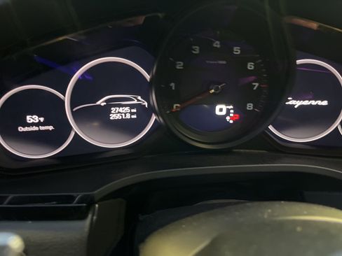 Used 2023 Porsche Cayenne Platinum Edition image 2