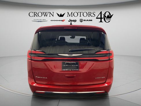 Used 2024 Chrysler Pacifica Limited FWD image 13
