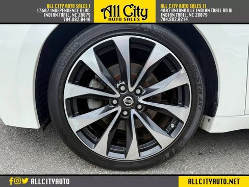 Used 2016 Nissan Maxima SR w/ Interior Lighting Package FWD image 16