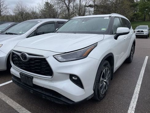 Used 2022 Toyota Highlander XLE AWD/4WD image 2