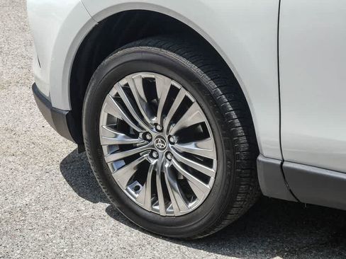 Used 2024 Toyota Venza XLE AWD/4WD image 10