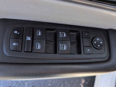 Used 2024 Chrysler Pacifica Touring-L FWD image 14