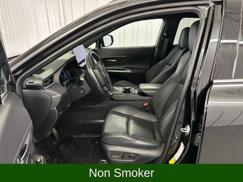 Used 2023 Toyota Venza XLE image 2