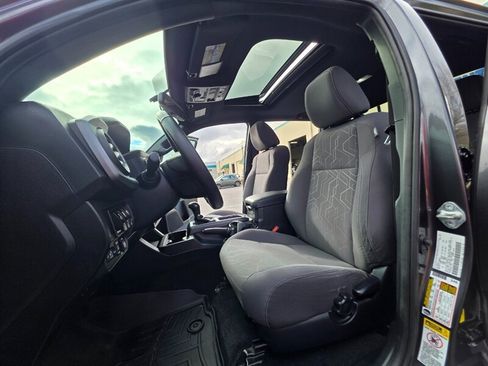 Used 2017 Toyota Tacoma TRD Off-Road w/ Premium & Technology Package image 13