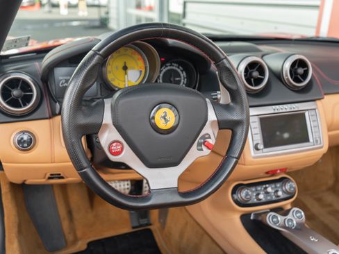 Used 2010 Ferrari California RWD image 15