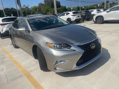 Used 2018 Lexus ES 350 w/ Luxury Package w/Wood Trim FWD image 4