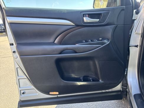 Used 2019 Toyota Highlander XLE image 13