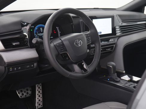 Used 2025 Toyota Camry SE image 21