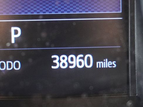 Used 2019 Toyota C-HR LE image 3