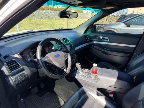 Used 2016 Ford Explorer XLT w/ Equipment Group 202A image 7