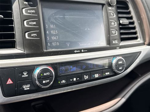 Used 2015 Toyota Highlander XLE AWD/4WD image 31