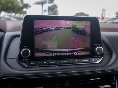 Used 2022 Nissan Rogue SV w/ SV Premium Package image 18