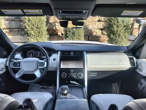 Used 2024 Land Rover Discovery Metropolitan Edition image 12