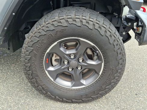 Certified 2023 Jeep Gladiator Rubicon w/ Cold Weather Group AWD/4WD image 8