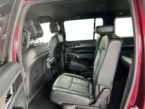 Used 2024 Jeep Wagoneer Series III image 11