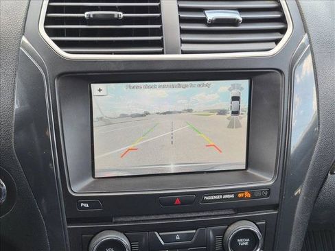 Used 2018 Ford Explorer XLT w/ Equipment Group 202A AWD/4WD image 13