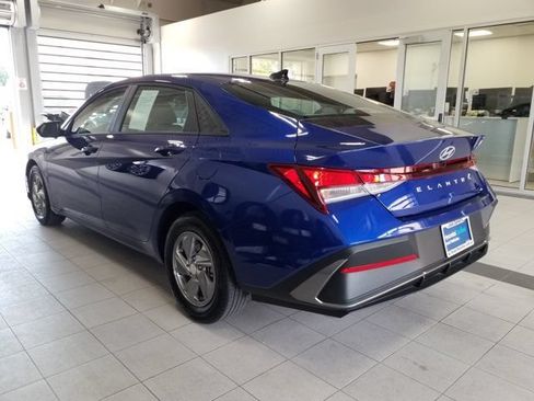 Certified 2025 Hyundai Elantra SE FWD image 18