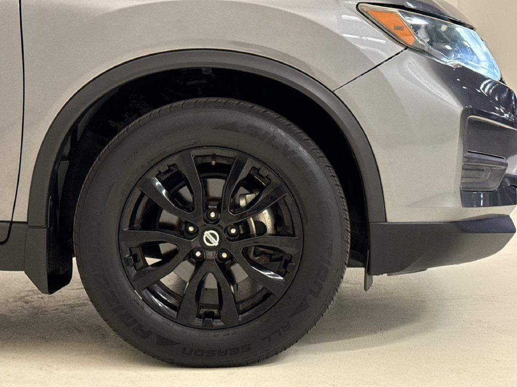 Used 2017 Nissan Rogue SV w/ Midnight Edition FWD image 7