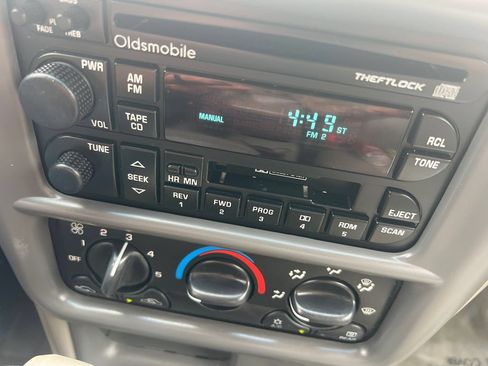 Used 1998 Oldsmobile Cutlass GLS FWD image 18