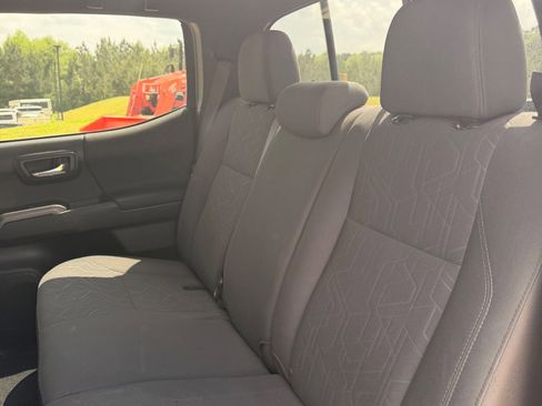 Used 2019 Toyota Tacoma TRD Off-Road AWD/4WD image 17