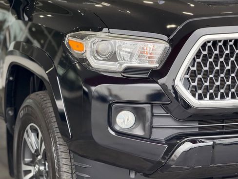Used 2019 Toyota Tacoma TRD Sport image 9