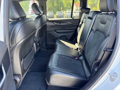 Used 2025 Jeep Grand Cherokee Altitude AWD/4WD image 23