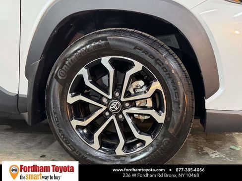 Used 2024 Toyota Corolla Cross SE image 9