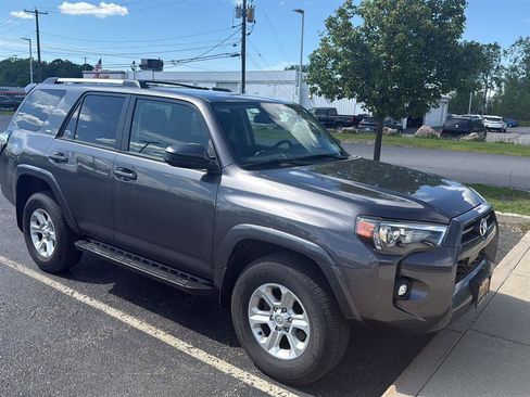 Used 2023 Toyota 4Runner SR5 AWD/4WD image 5