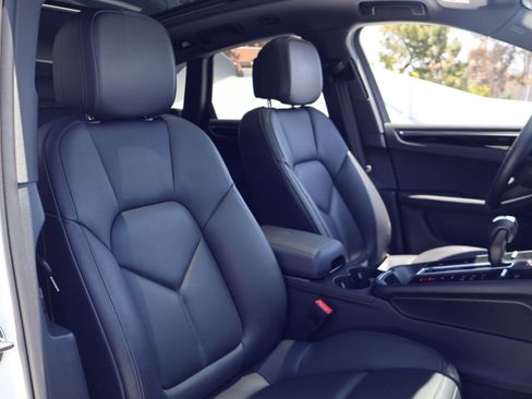 Certified 2025 Porsche Macan AWD/4WD image 24