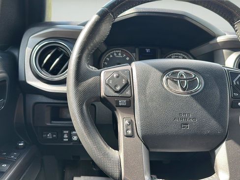 Used 2017 Toyota Tacoma TRD Sport AWD/4WD image 12