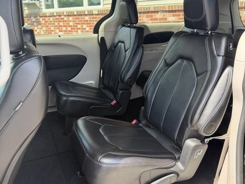 Used 2024 Chrysler Pacifica Touring-L FWD image 31