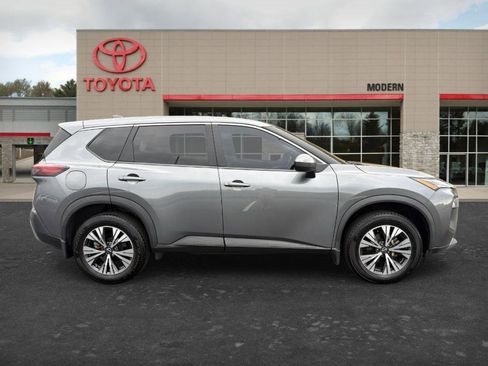 Used 2023 Nissan Rogue SV image 4