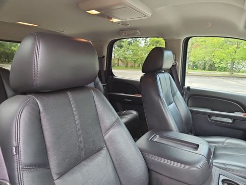 Used 2014 GMC Yukon SLT w/ SLT-2 Equipment Package AWD/4WD image 11