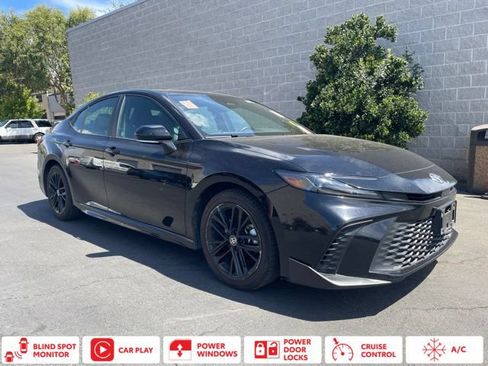Used 2025 Toyota Camry SE FWD image 1