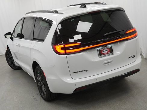 New 2026 Chrysler Pacifica Limited w/ S Appearance Package image 11
