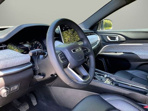 Used 2024 Jeep Compass Latitude image 18