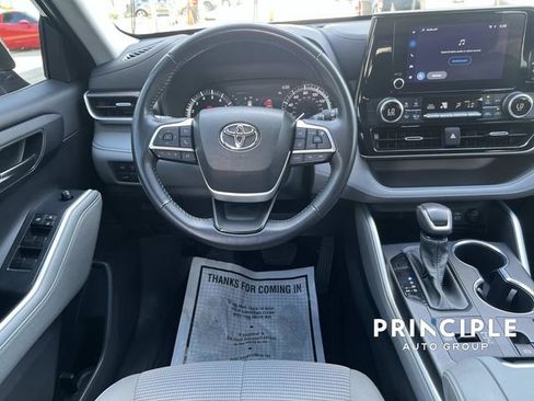 Used 2023 Toyota Highlander LE FWD image 31