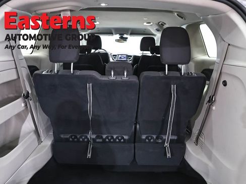 Used 2023 Chrysler Voyager LX FWD image 9